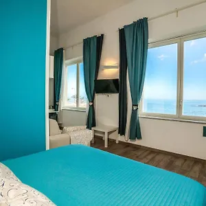 Marlove Sea View Couette-café